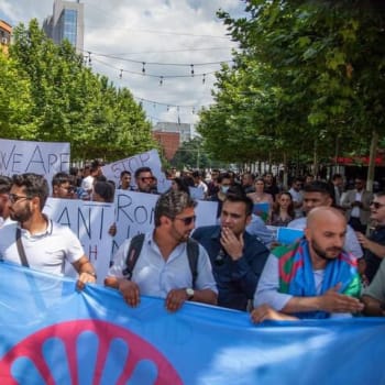 Romové demonstrovali před českou ambasádou v Kosovu (autor: Zeljko Jovanovic)