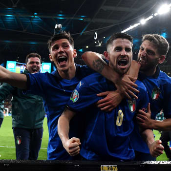 Střelec rozhodující penalty Jorginho (s číslem 8), Matteo Pessina a Domenico Berardi slaví postup Itálie do finále Eura.