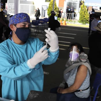 Zdravotnický pracovník připravuje dávku vakcíny Pfizer COVID-19 na očkovacím místě v Arequipě v Peru.