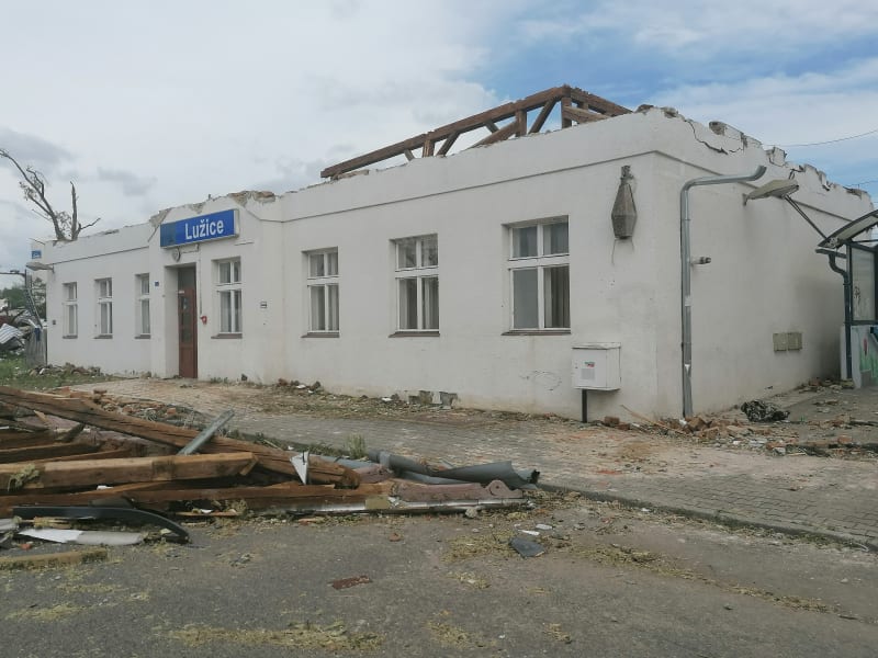 Nádraží v Lužicích, 25. červen. Střecha stanice přistála před budovou.