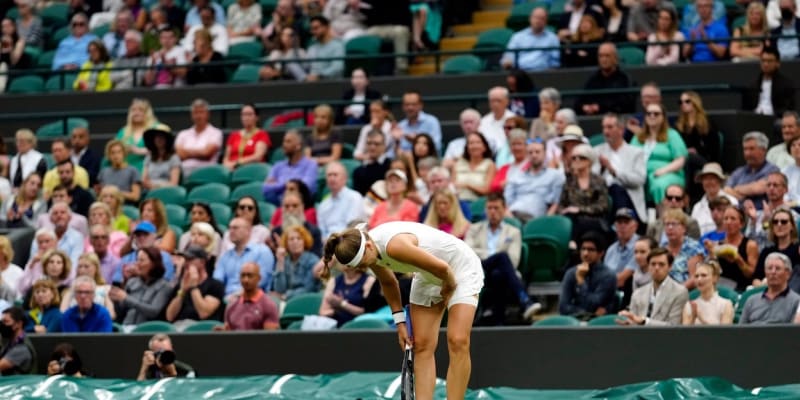Karolína Muchová nenapodobila Karolínu Plíškovou a slavný Wimbledon pro ni končí ve čtvrtfinále.