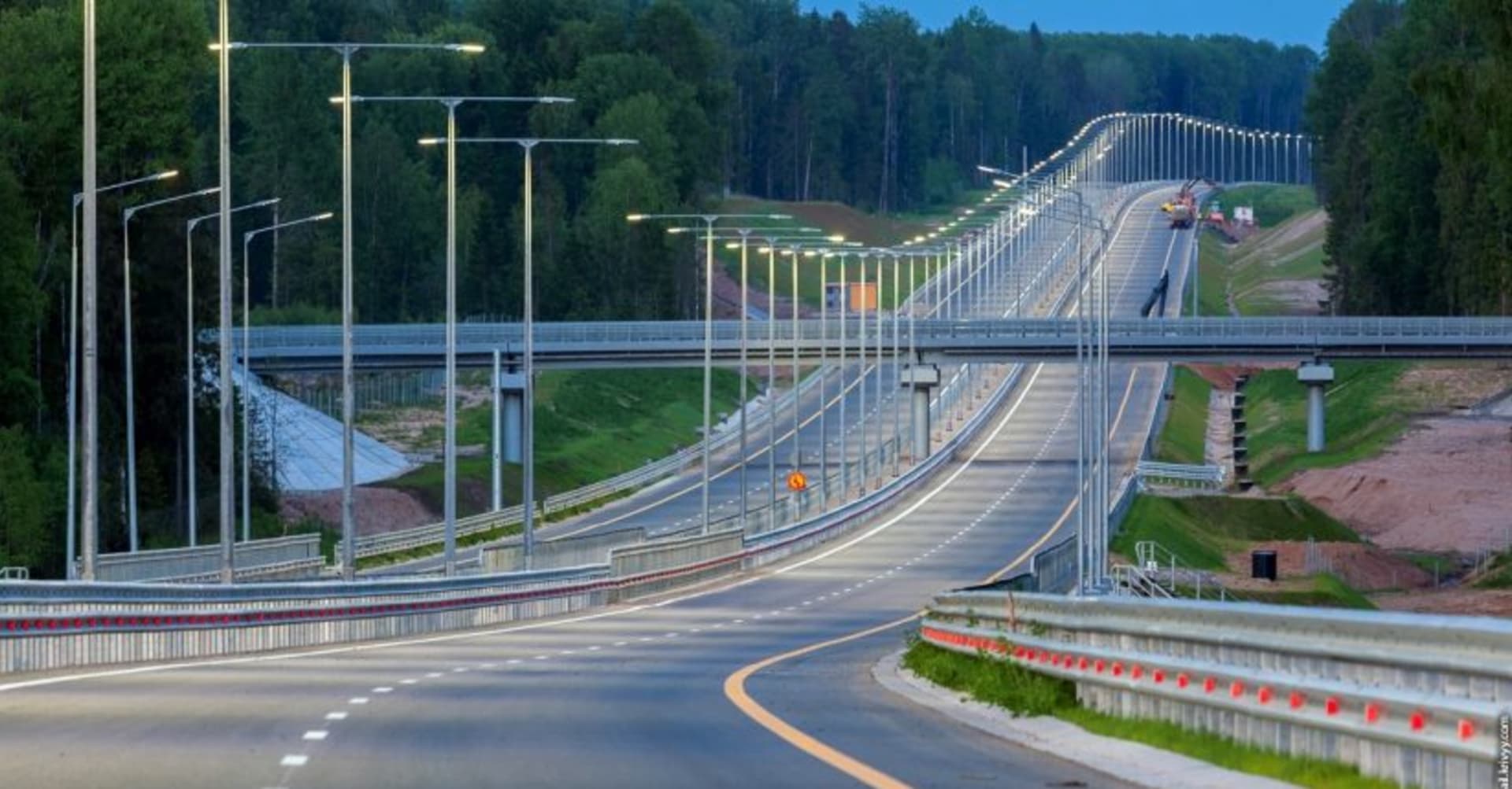 Síť ruských dálnic se v poslední době významně rozšiřuje i zkvalitňuje. Vyšší rychlosti na nových úsecích by tedy podle zákonodárců nemělo nic bránit.