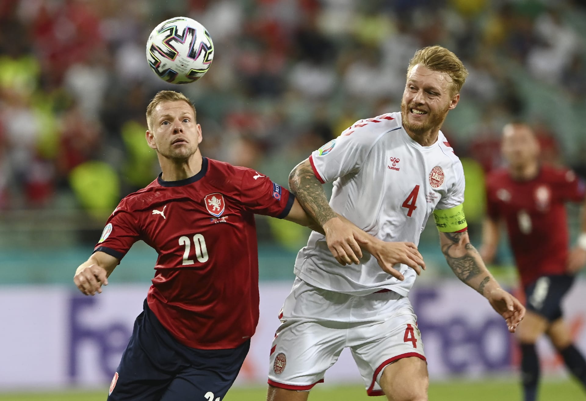 Český útočník Matěj Vydra (vlevo) se snaží obejít dánského kapitána Simona Kjaera ve čtvrtfinále Eura 2021, které Dánové vyhráli 2:1.