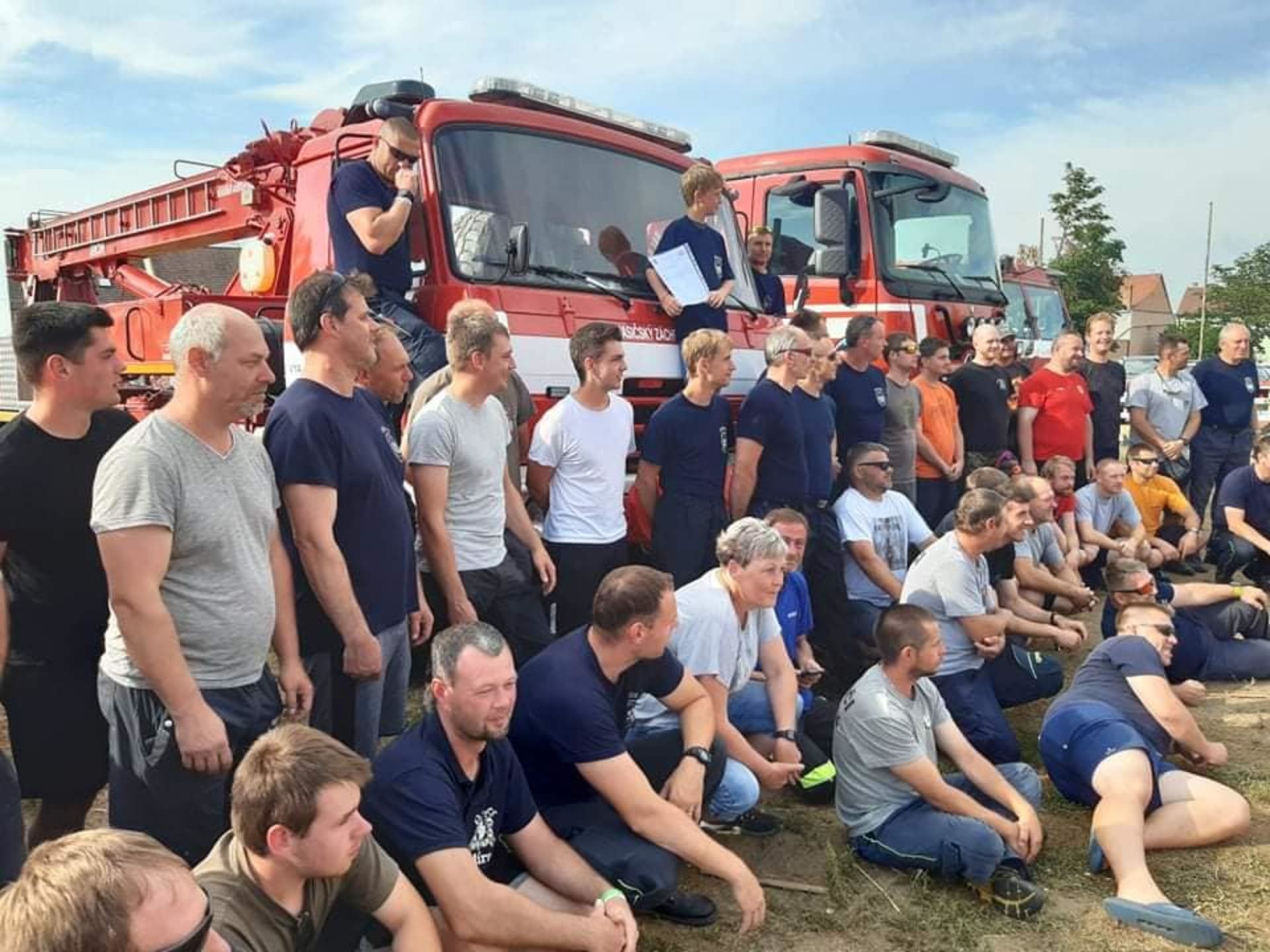 Na společné fotografii hasičů měl Dominik Glosa čestné místo, stál přímo ve předu na hasičském vozu. (