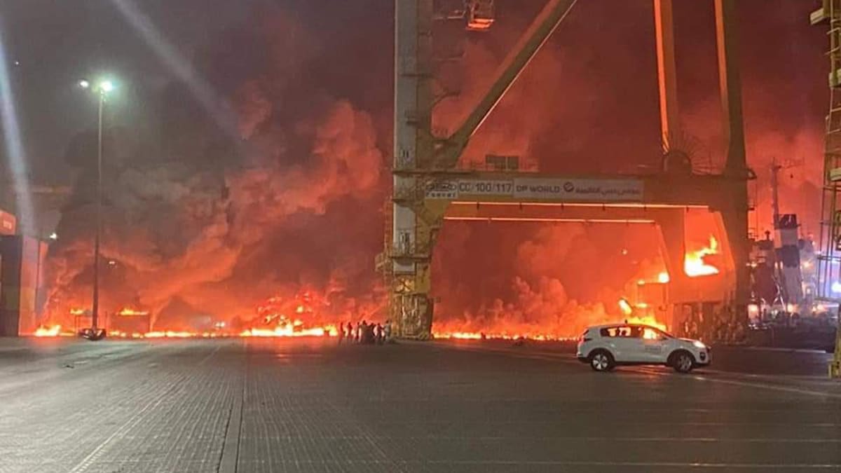 Výbuch na lodi v Dubaji zachytili kolemjdoucí (autor: Ioannis Tryfonas).
