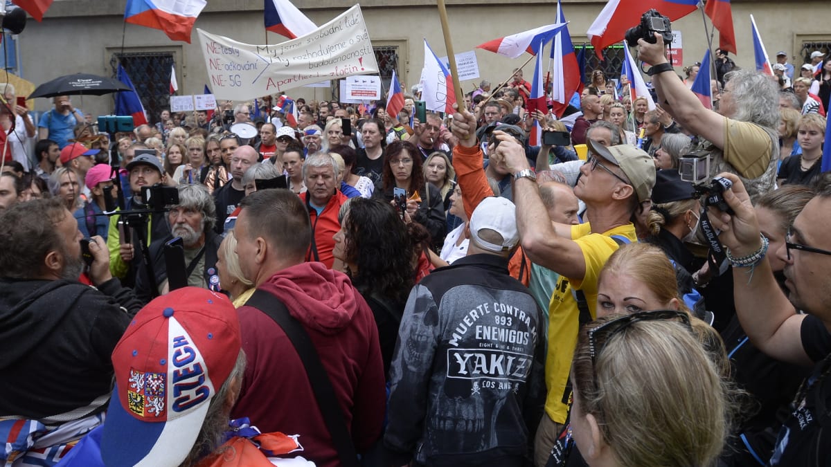 Proti očkování i vládním opatřením se několikrát demonstrovalo i v Praze.