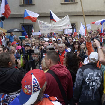 Demonstrace na Malostranském náměstí