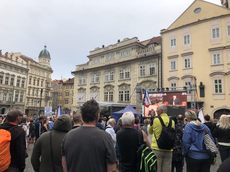 Na Malostranském náměstí se sešly stovky lidí. 