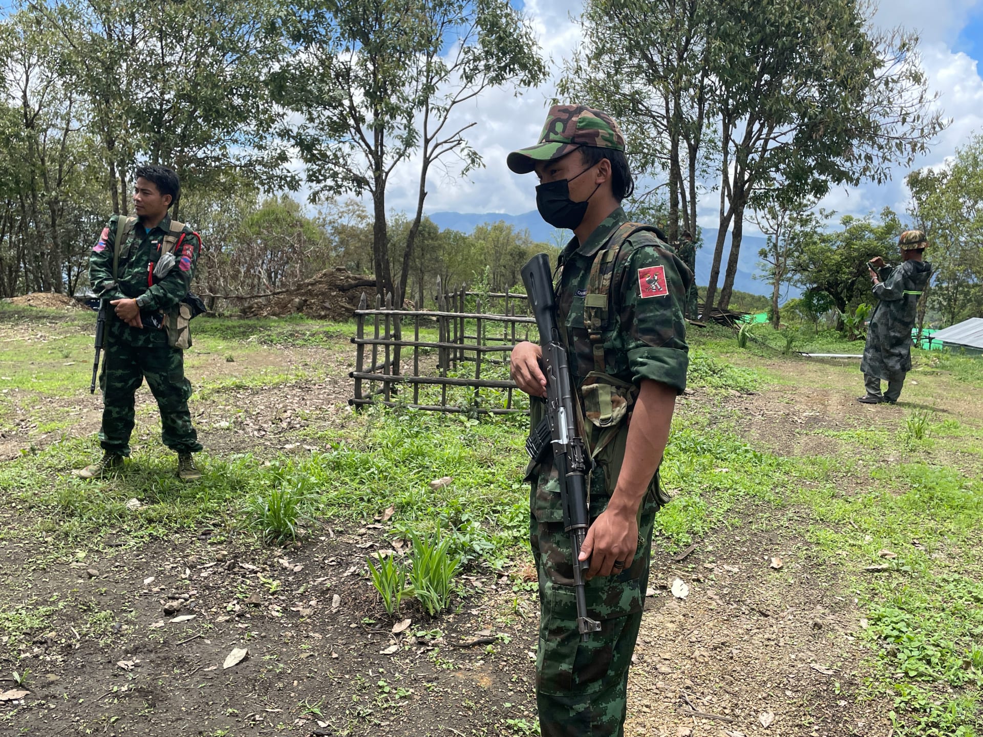 Myanmarští povstalci skrývající se v džungli