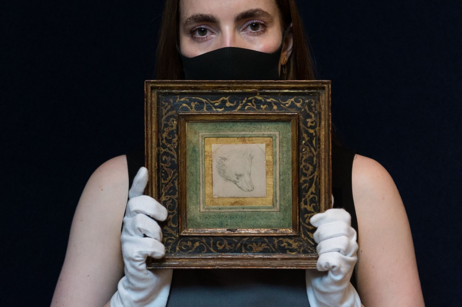Zaměstnankyně aukční síně Christie’s drží kresbu s názvem „Hlava medvěda“ od Leonarda da Vinciho.