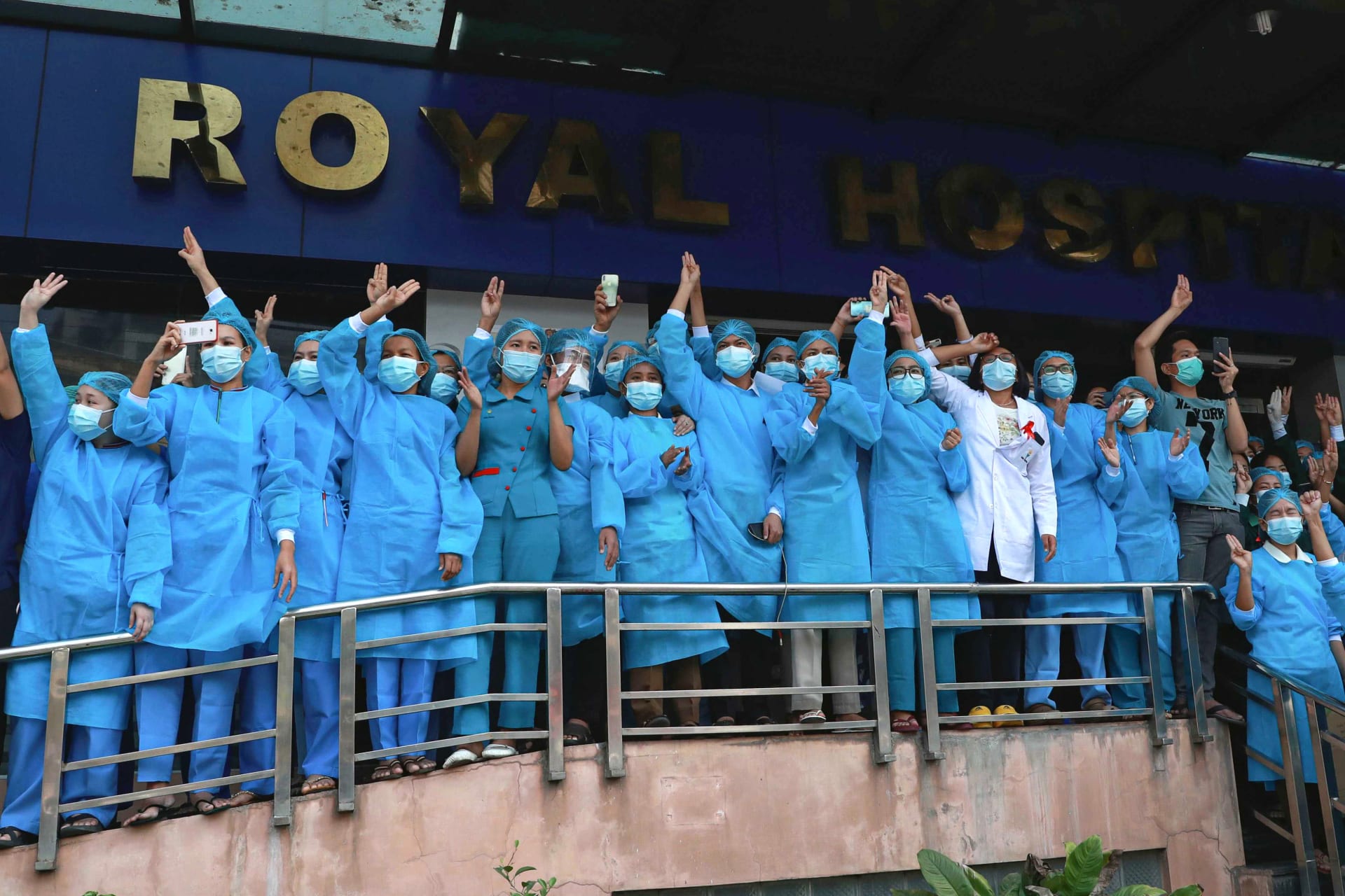 Takhle v březnu 2021 protestovali lékaři v rangúnské nemocnici proti vojenskému převratu. Teď se mnoho z nich musí skrývat a ordinovat v tajných nemocnicích