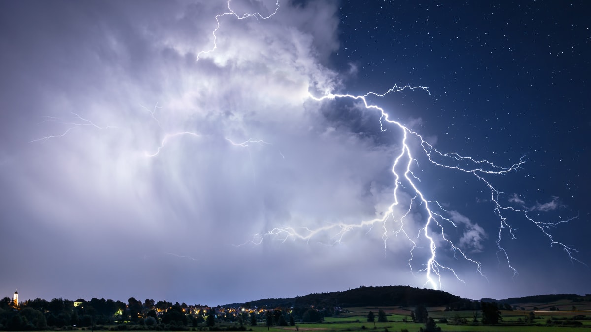 Na Moravu se ženou se silné bouřky s větrem a kroupami.
