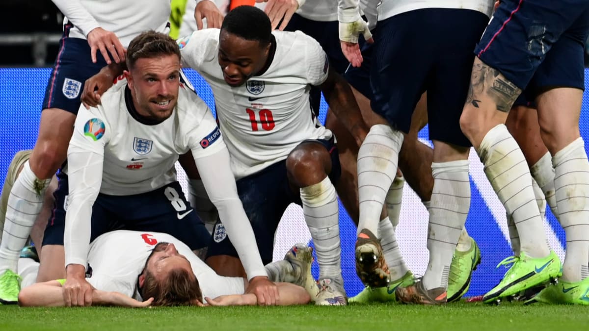 Angličané oslavují rozhodující branku Harryho Kanea v prodloužení semifinále Eura proti Dánsku. 