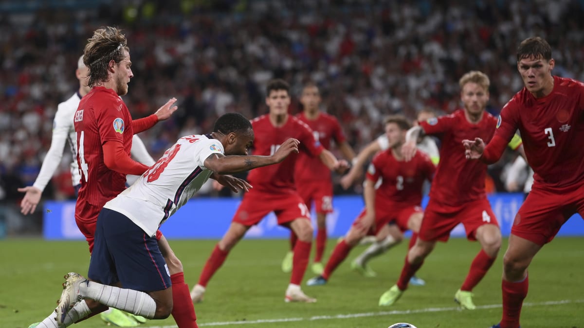 Raheem Sterling spadl v pokutovém území a následná penalta rozhodla o postupu Anglie do finále Eura. 