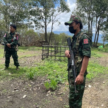 Myanmarští povstali skrývající se v džungli.