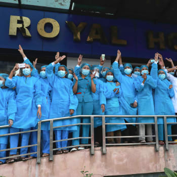 Takhle v březnu protestovali lékaři v rangúnské nemocnici proti vojenskému převratu. Teď se mnoho z nich musí skrývat a ordinovat v tajných nemocnicích