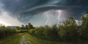 Další extrémní bouřky v Česku. Povodně hrozí až na třech místech republiky