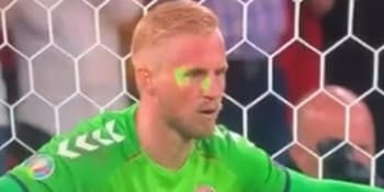 Laser ve tváři gólmana a bučení při dánské hymně UEFA nepřejde. Anglii hrozí trest