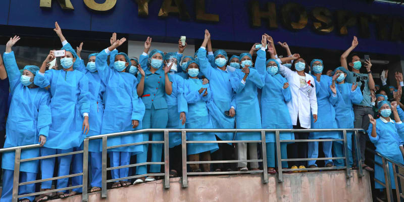 Takhle v březnu 2021 protestovali lékaři v rangúnské nemocnici proti vojenskému převratu. Teď se mnoho z nich musí skrývat a ordinovat v tajných nemocnicích