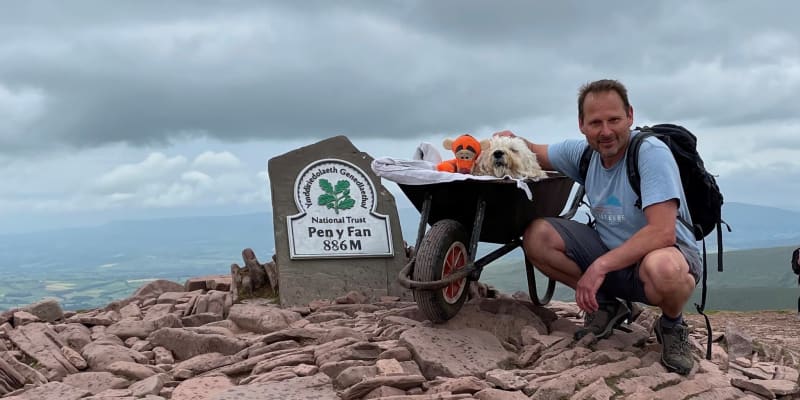 Carlos Fresco vyvezl svého umírajícího psa Montyho na jejich oblíbený vrchol. (autor: Facebook/The Brecon and Radnor Express)