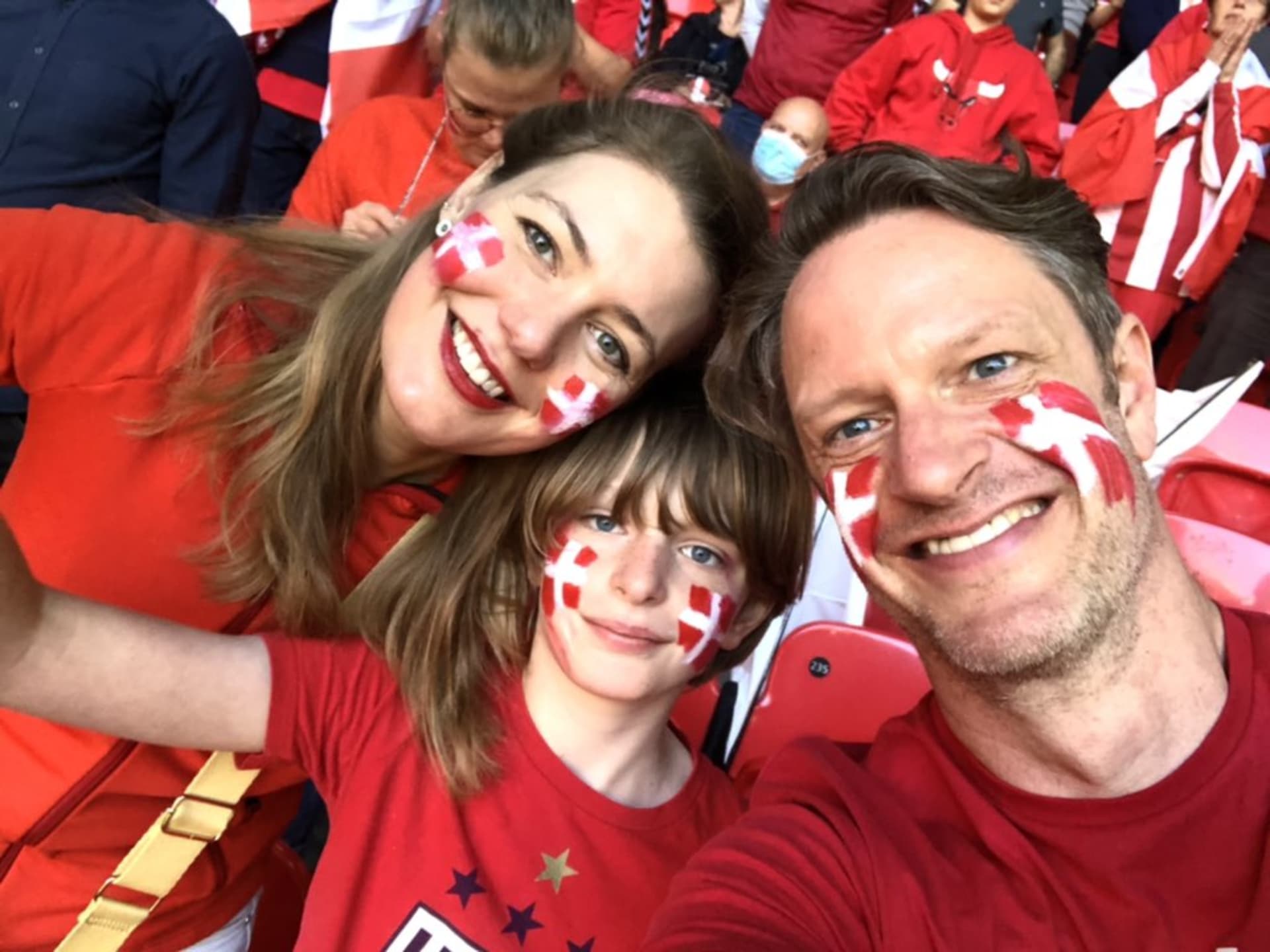 Američan Lane Greene se svojí dánskou manželkou Evou a synem Henrym na semifinále Eura mezi Anglií a Dánskem. (Foto: Lane Greene)