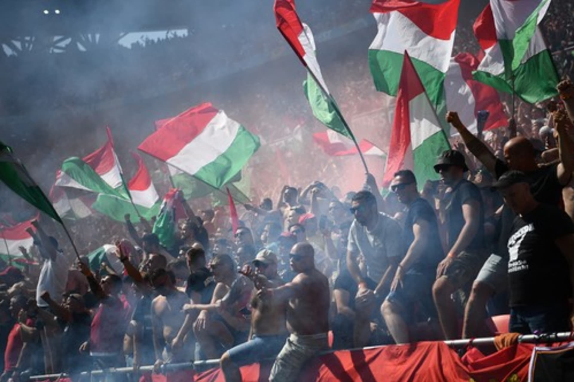 Fanoušci Maďarska během domácího zápasu základní skupiny Eura proti Francii