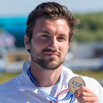 Martin Fuksa s medailí z evropského šampionátu v Poznani.