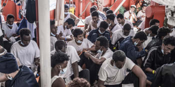 Na Sicílii zakotvila loď s 570 migranty. Do Itálie jich oproti loňsku připlulo třikrát víc