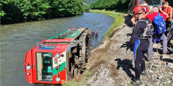 U Salcburku vykolejil vlak plný dětí a skončil v řece. Nehodu způsobila bouřka 