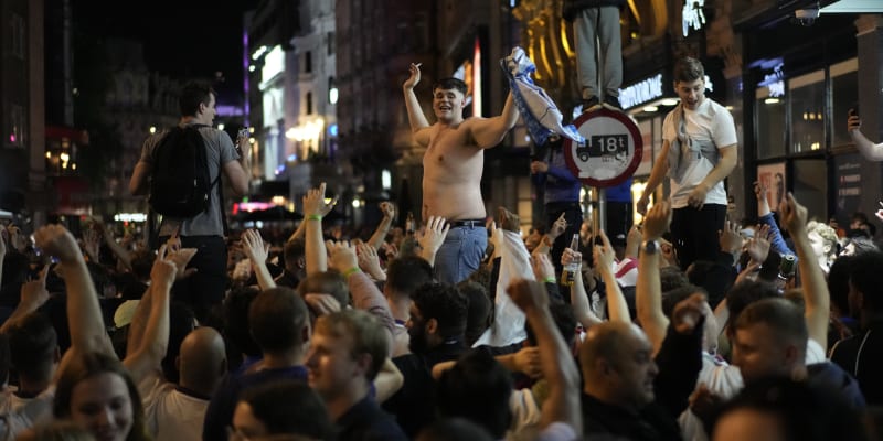 Fanoušci Anglie po postupu finále Eura bujaře slavili. Někde ale došlo i k násilí.