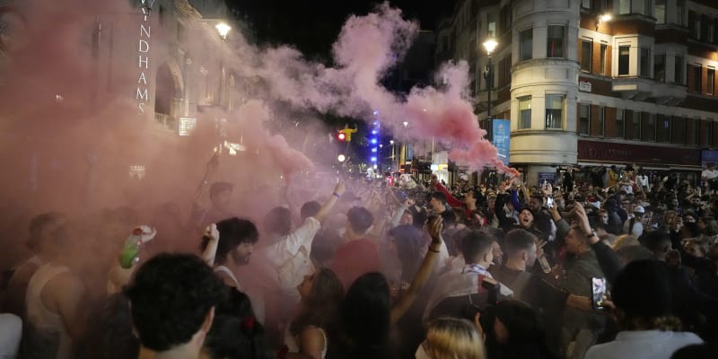 Fanoušci Anglie po postupu finále Eura bujaře slavili. Někde ale došlo i k násilí.