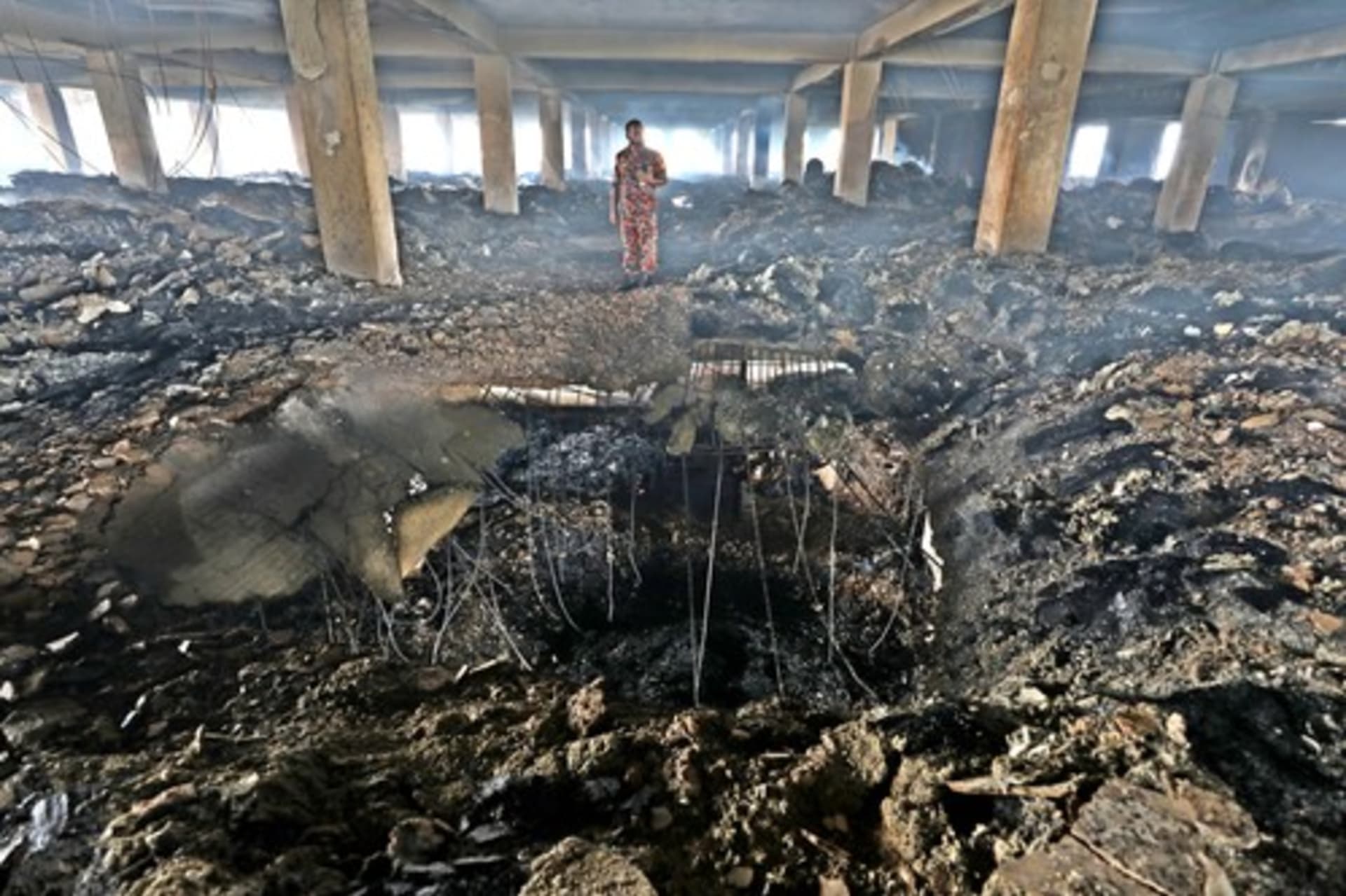 Při výbuchu továrny v Bangladéši zemřelo 52 lidí. 