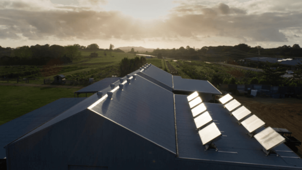 Solární panely americké firmy vyrábějí vodu ze vzduchu, elektřinu si vyrobí díky solárním panelům.