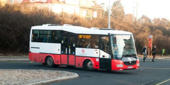 Neuvěřitelný případ z pražské MHD: Autobus měl vléct ženu pět metrů, řidič si toho nevšiml