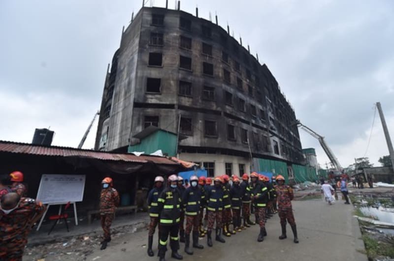 Při výbuchu továrny v Bangladéši zemřelo 52 lidí. 