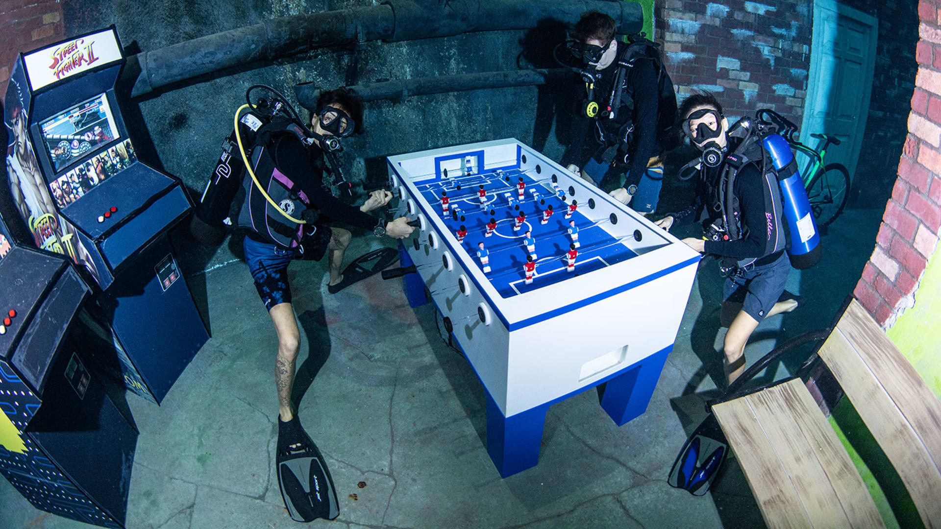 Potápěči mohou v hlubinách hrát i stolní fotbal.