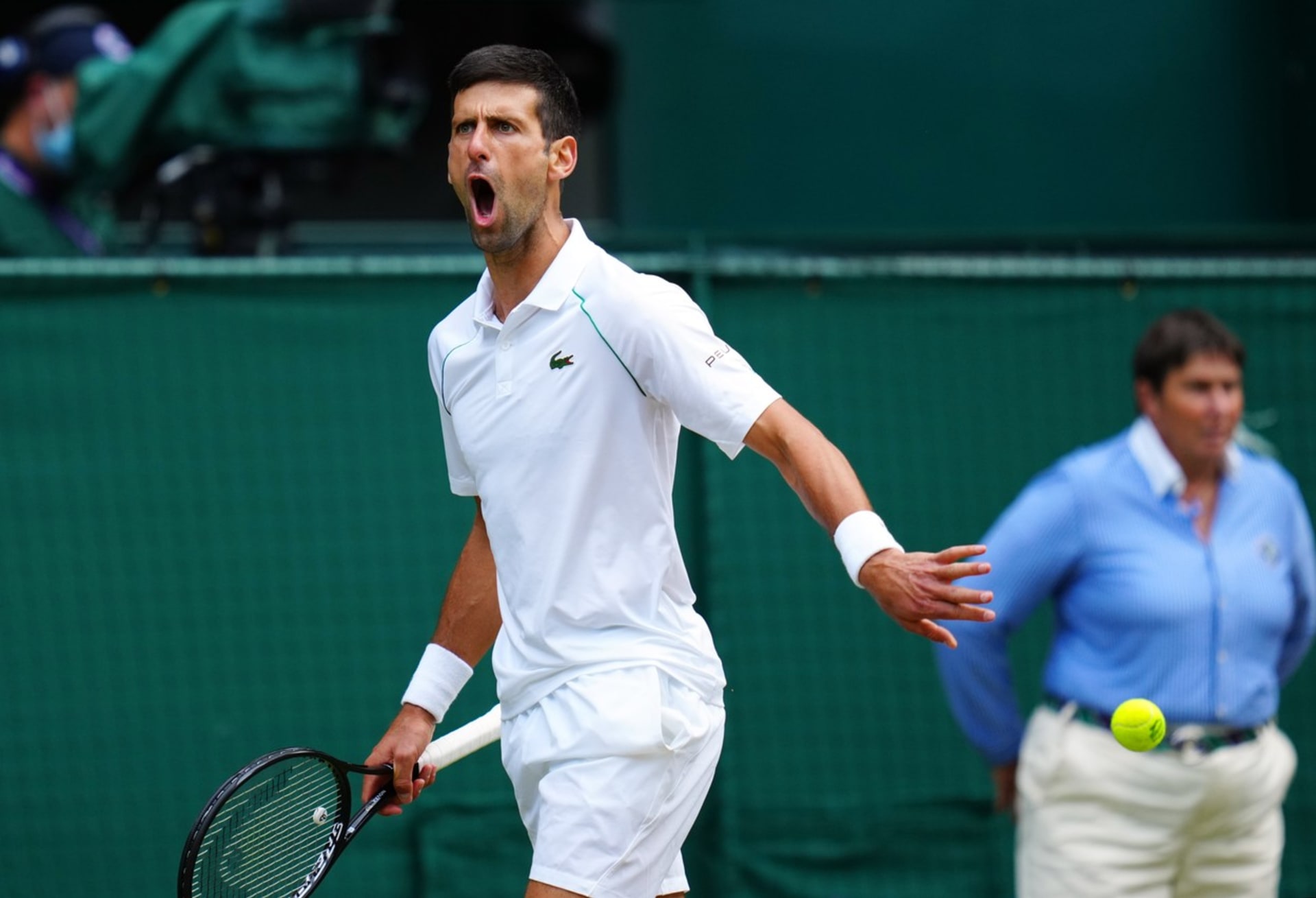 Novak Djokovič po výhře 6:7, 6:4, 6:4, 6:3 na Berrettinim potřetí v řadě ovládl Wimbledon.