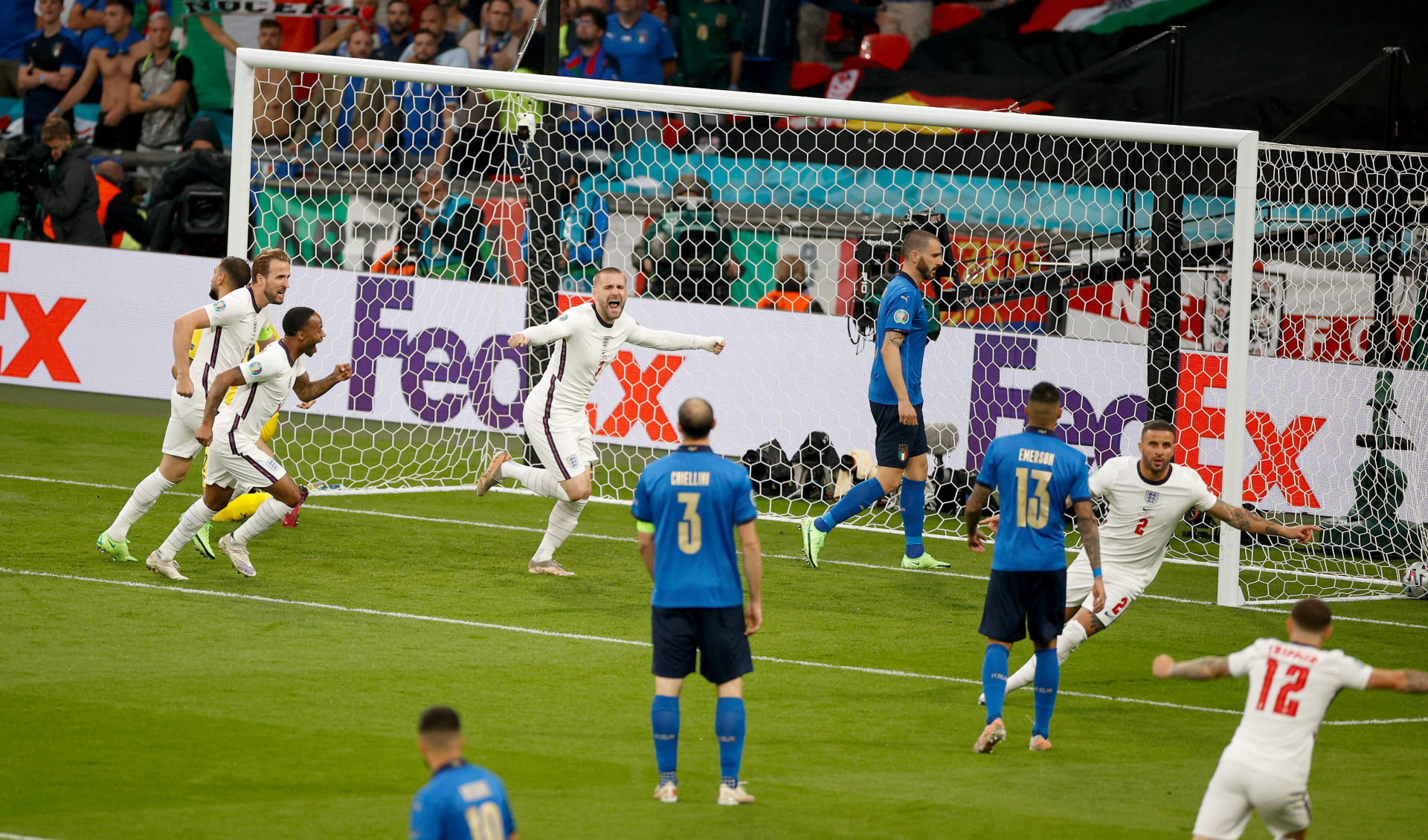Pro Italy přitom zápas nezačal dobře. Už ve 117. vteřině prohrávali po gólu Lukea Shawa 0:1.