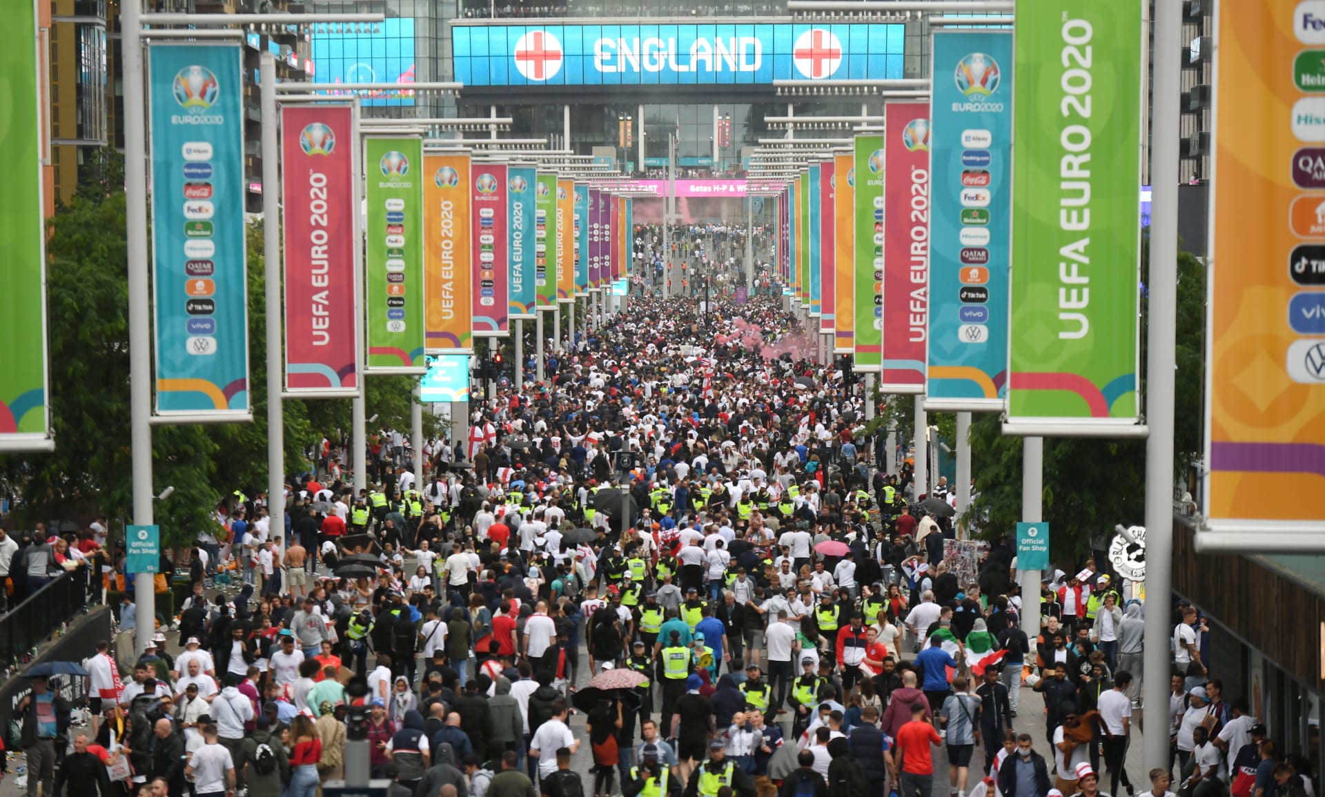 Obrovský dav před stadionem Wembley