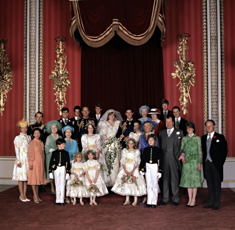 Svatební fotografie páru s královskou rodinou.