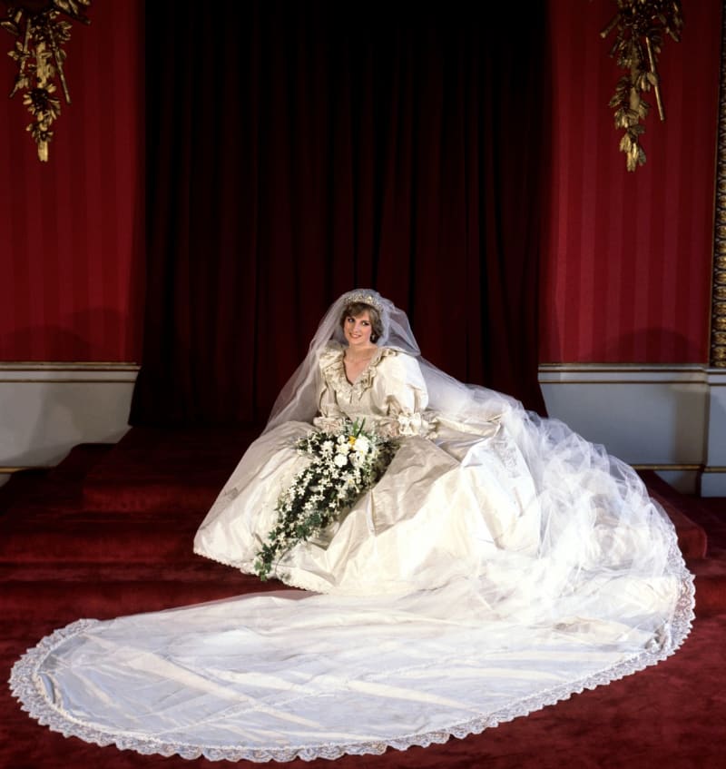 Princezna Diana ve svatebních šatech.