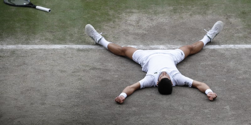 Novak Djokovič po výhře 6:7, 6:4, 6:4, 6:3 na Berrettinim potřetí v řadě ovládl Wimbledon.