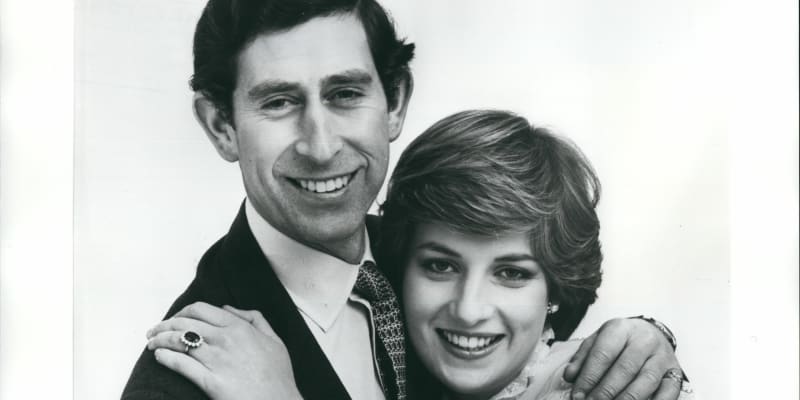 Diana s Charlesem. Princezna má na ruce zásnubní prsten - safír s diamanty.