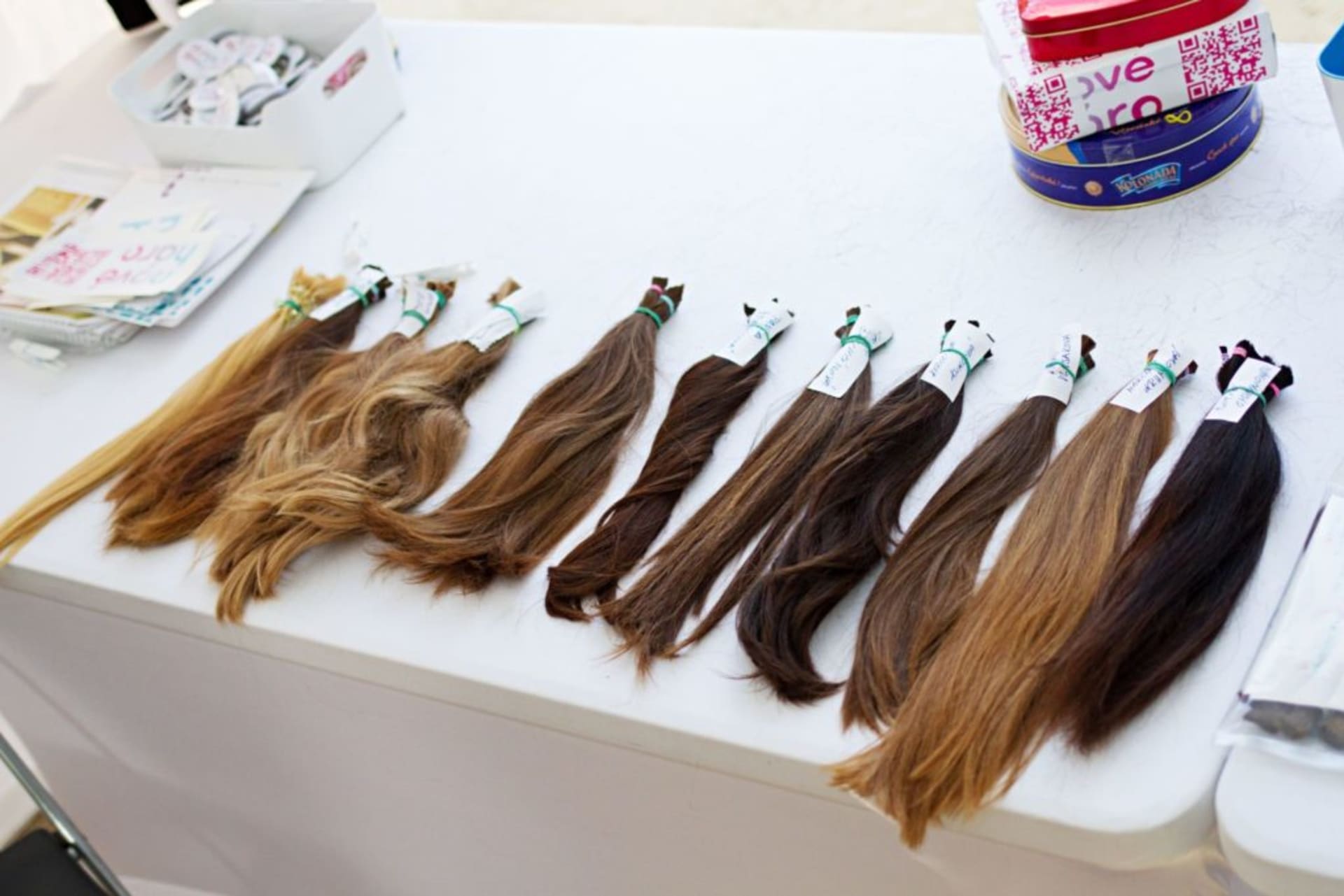 Vlasy, ze kterých vzniknou paruky pro onkologicky nemocné děti.