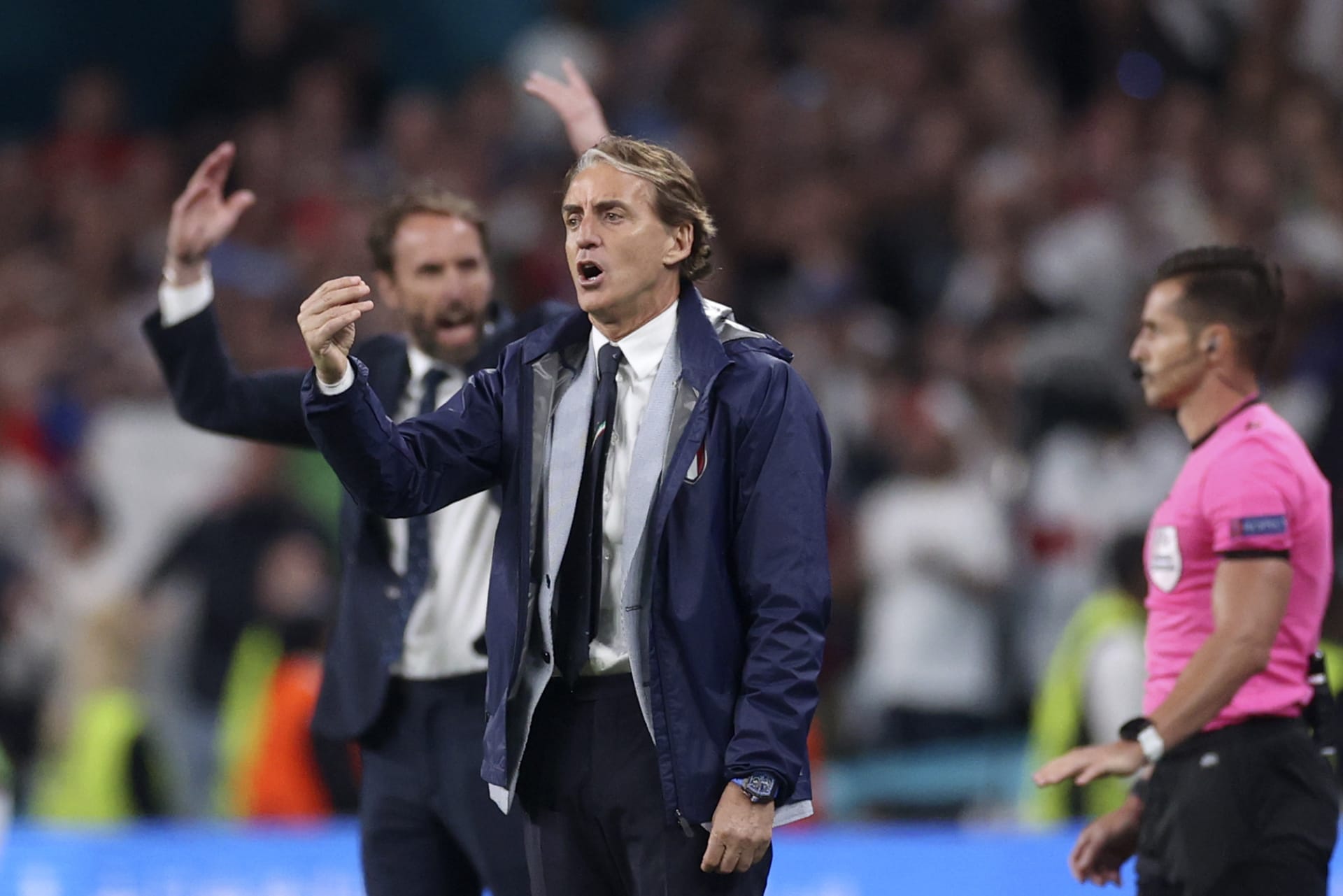 Italský kouč Roberto Mancini (vpopředí) a anglický manažer Gareth Southgate gestikulují při finále Eura 2021. 