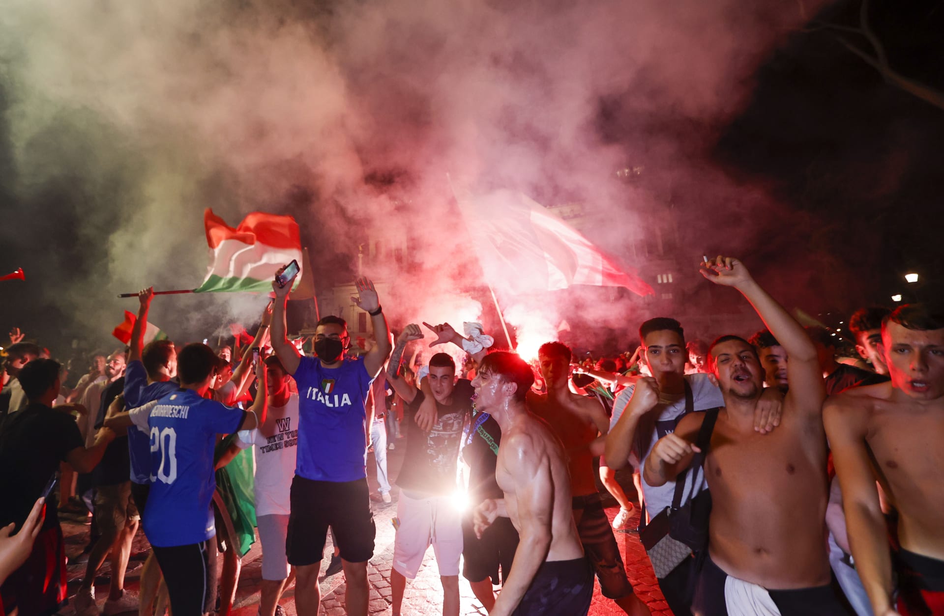 I italští fanoušci v noci rozhodně nešli jen tak spát. Takto slavili titul v Římě.