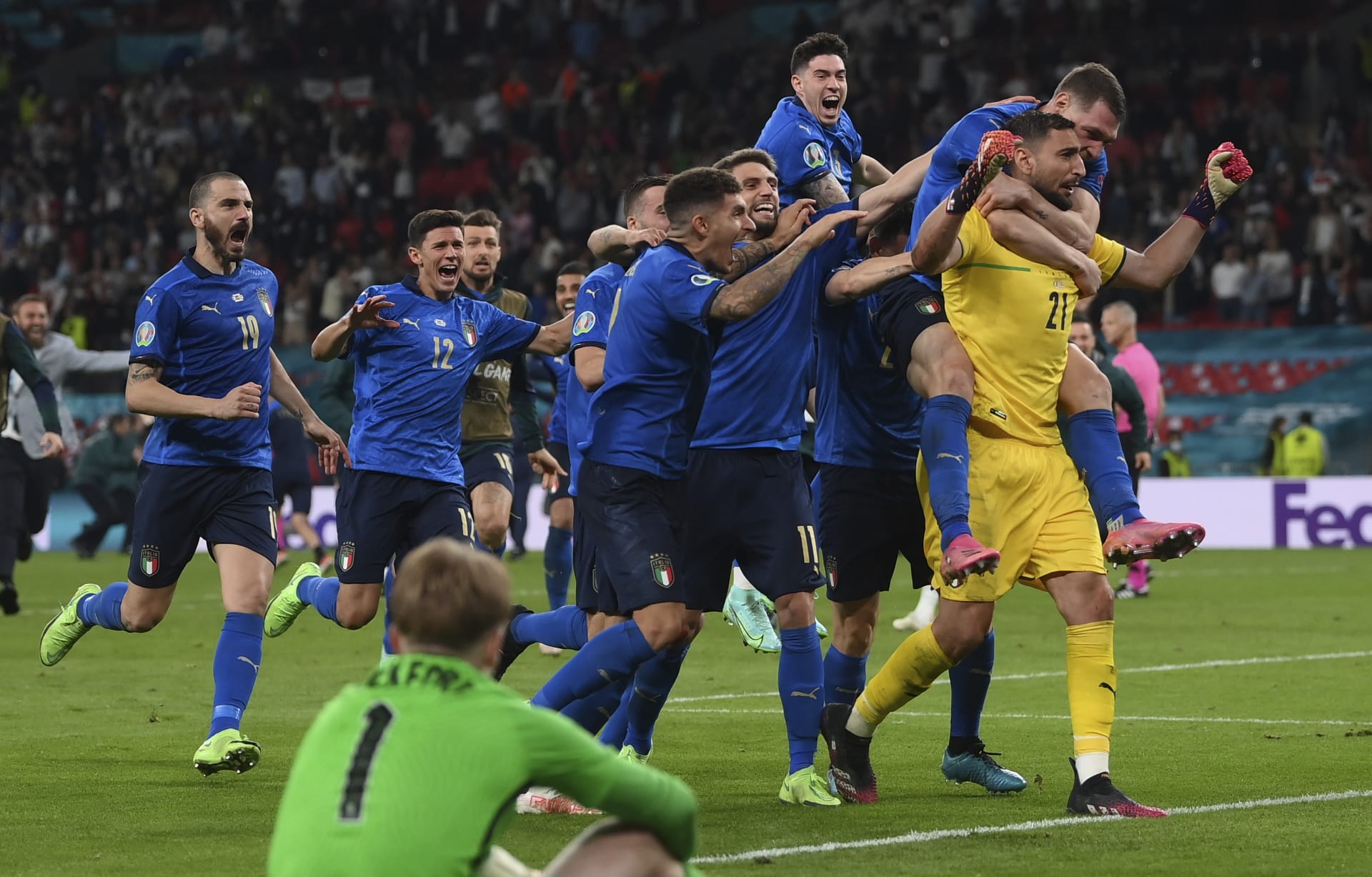 Všichni na hrdinu. Brankář Gianluigi Donnarumma italské reprezentaci v penaltách vychytal titul mistrů Evropy.