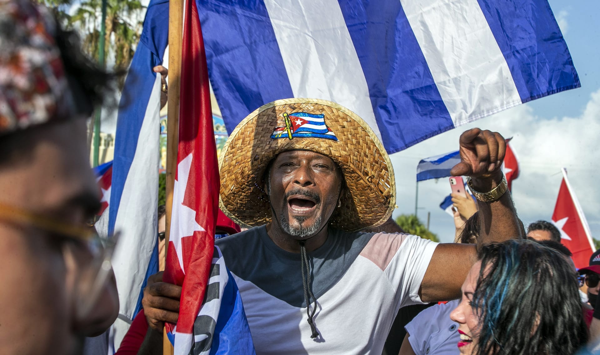 Kubáncům došla trpělivost kvůli nedostatku jídla a léků. Protesty proti ostrovnímu režimu se rozjely i jinde ve světě, například v USA, kde je početná komunita kubánských uprchlíků.