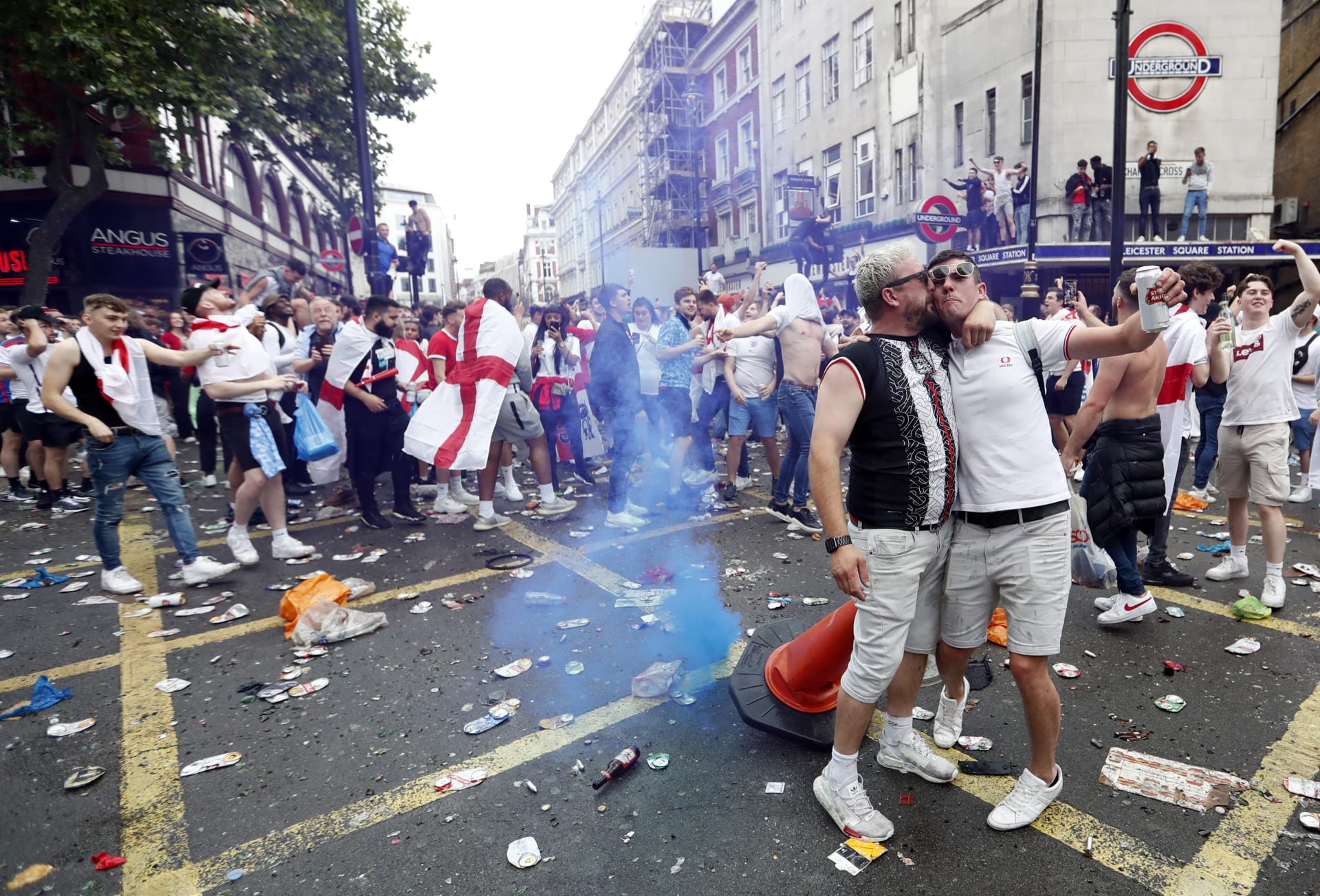 Nepokoje začaly v Londýně už před finálovým utkáním.