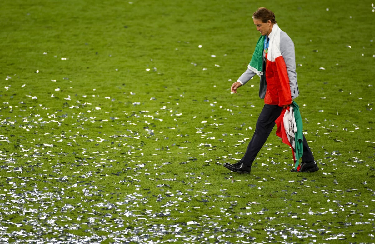 Trenér vítězné Itálie Roberto Mancini pochoduje osamocený po slavnostním ceremoniálu po trávníku londýnského stadionu ve Wembley.